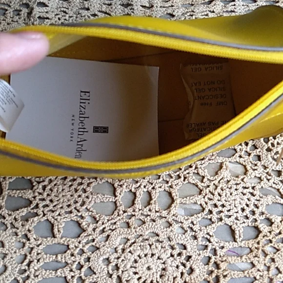 2 Elizabeth Arden Cosmetic Bags - Picture 4 of 9